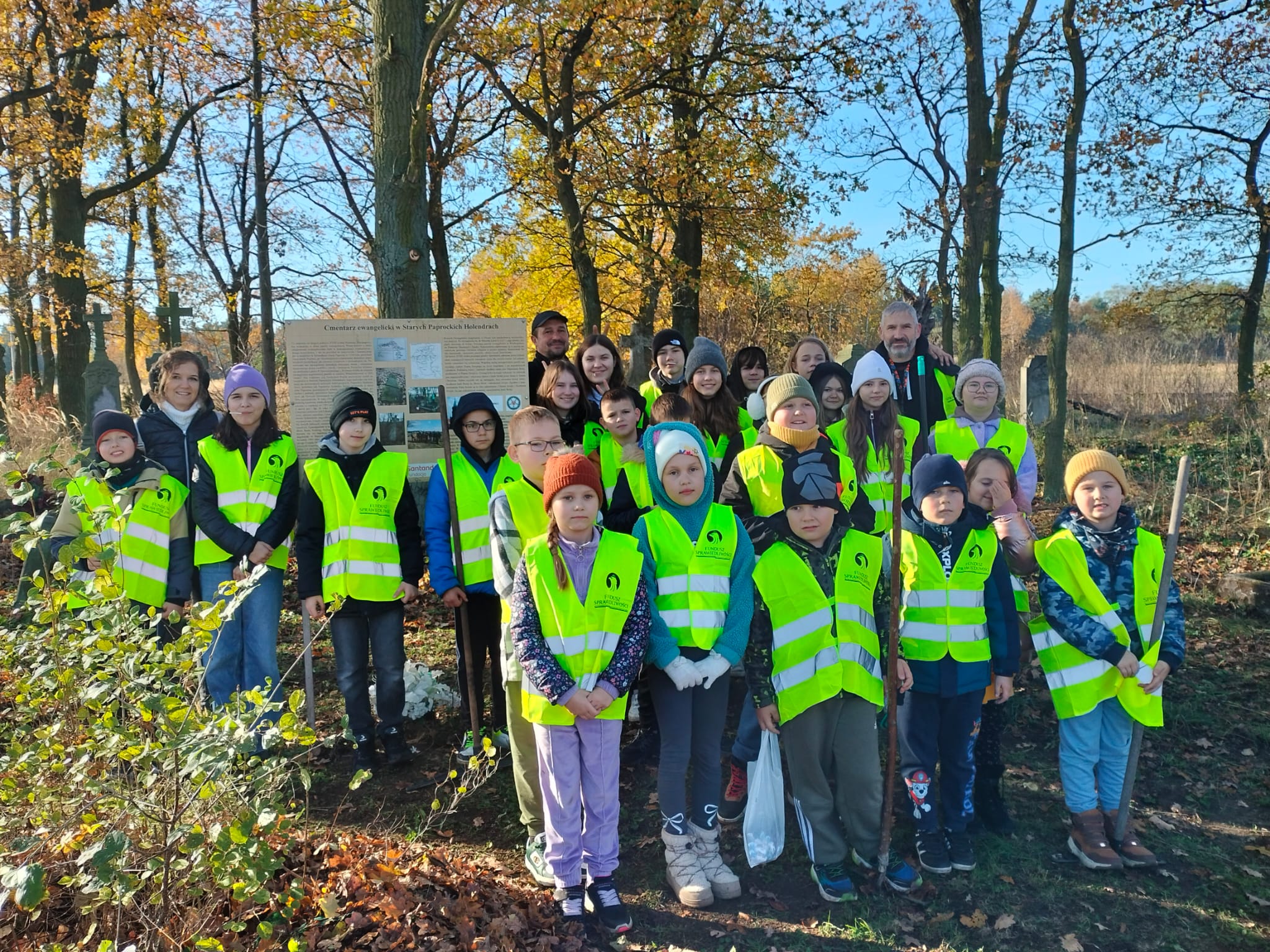 Uczniowie z NSP Głodno sprzątają cmentarzyk ewangelicki w Starych Paprockich Holendrach.